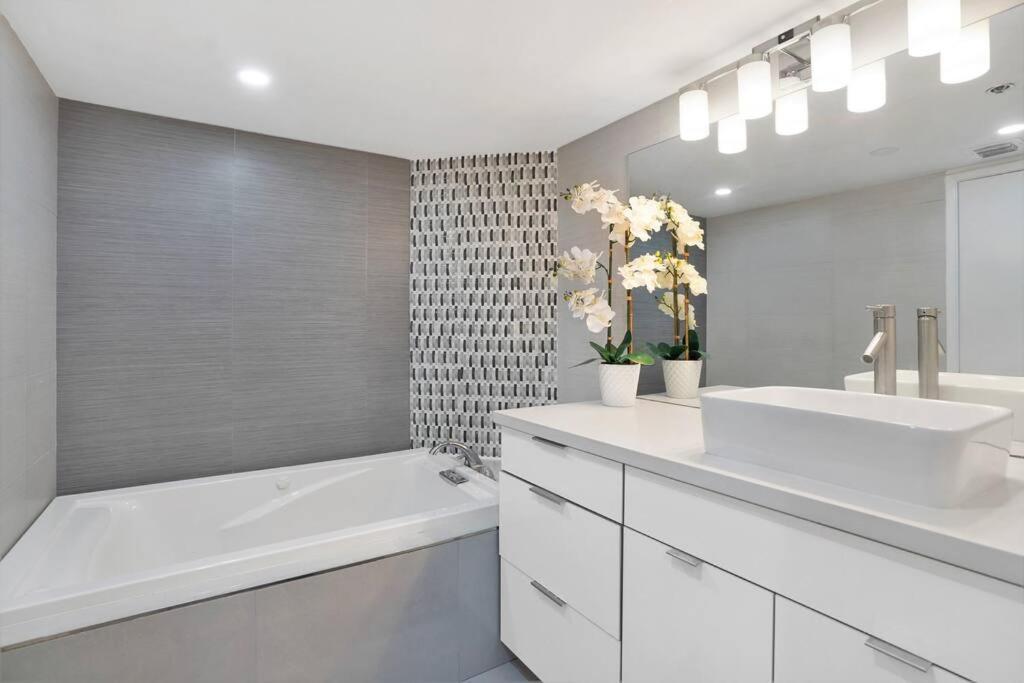 Apartment Enchanted! Skyline & Water Views *