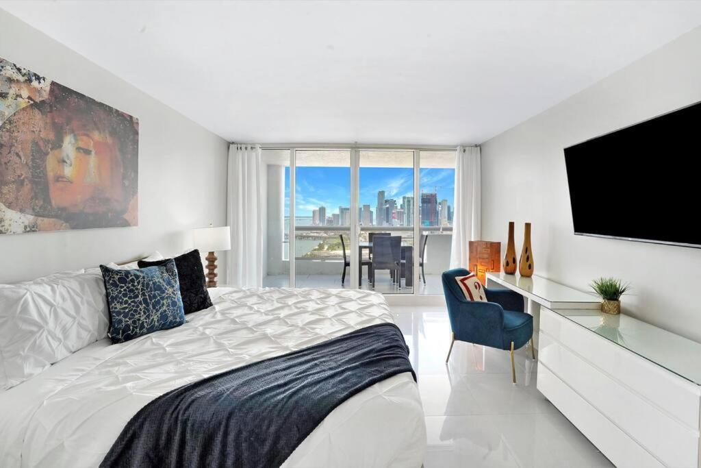 Enchanted! Skyline & Water Views Apartment Miami