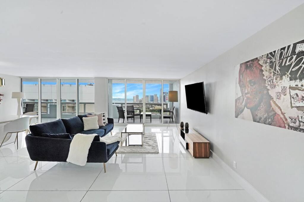 Apartment Enchanted! Skyline & Water Views *