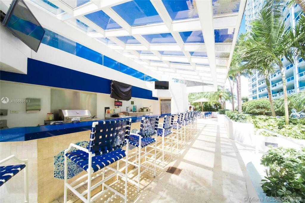 Apartment Enchanted! Skyline & Water Views Miami