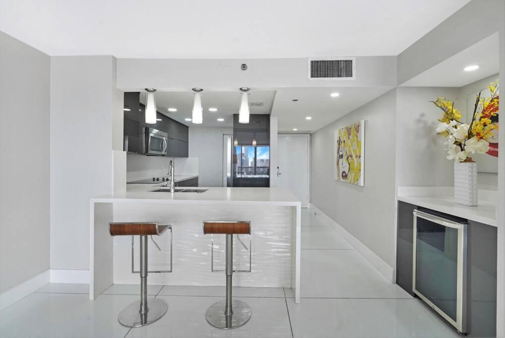 Apartment Enchanted! Skyline & Water Views Miami