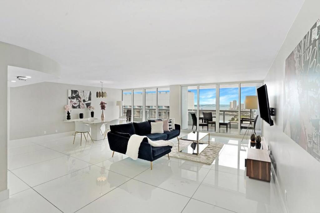 Apartment Enchanted! Skyline & Water Views
