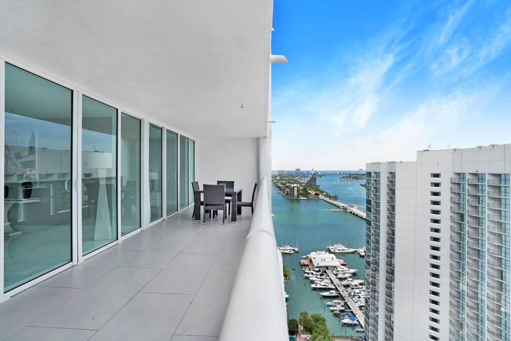 Apartment Enchanted! Skyline & Water Views