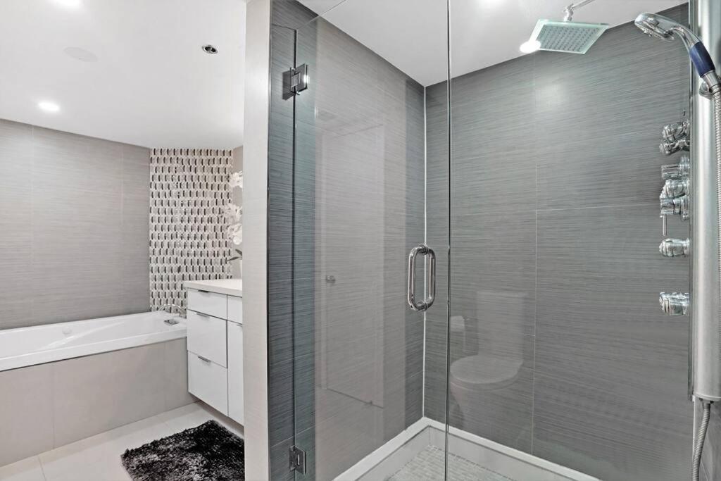 Apartment Enchanted! Skyline & Water Views