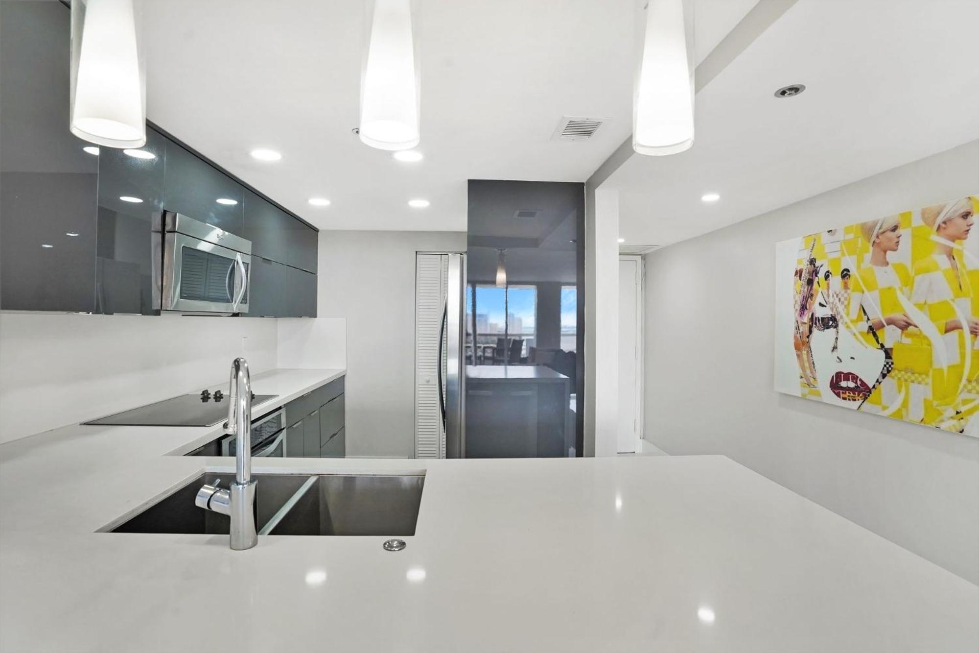 Enchanted! Skyline & Water Views Apartment